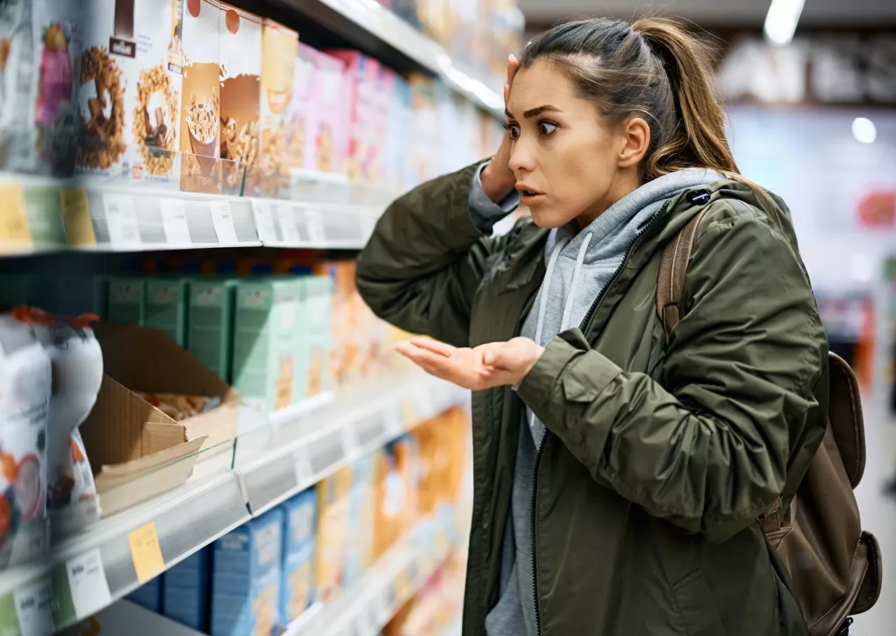 Inflacja powoduje, że rośnie grupa konsumentów robiących zakupy z przymusu (Shutterstock)