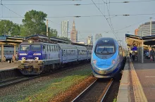 Na zdj. pociągi PKP Intercity na Dworcu Zachodnim w Warszawie (fot. Martyn Jandula/Shutterstock)