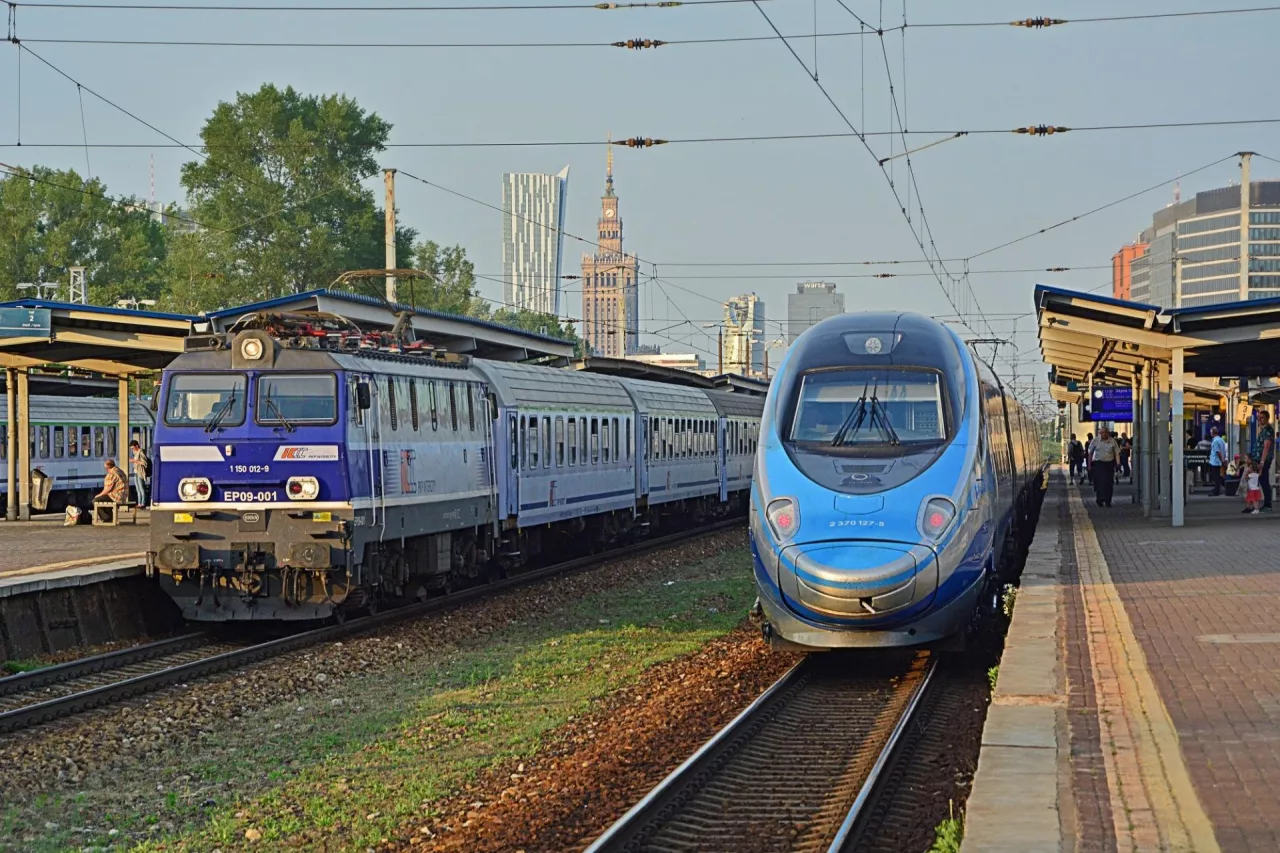 Na zdj. pociągi PKP Intercity na Dworcu Zachodnim w Warszawie (fot. Martyn Jandula/Shutterstock)