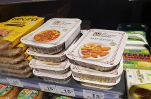 Zamienniki mięsa na półce w sklepie sieci Carrefour (fot. wiadomoscihandlowe.pl)