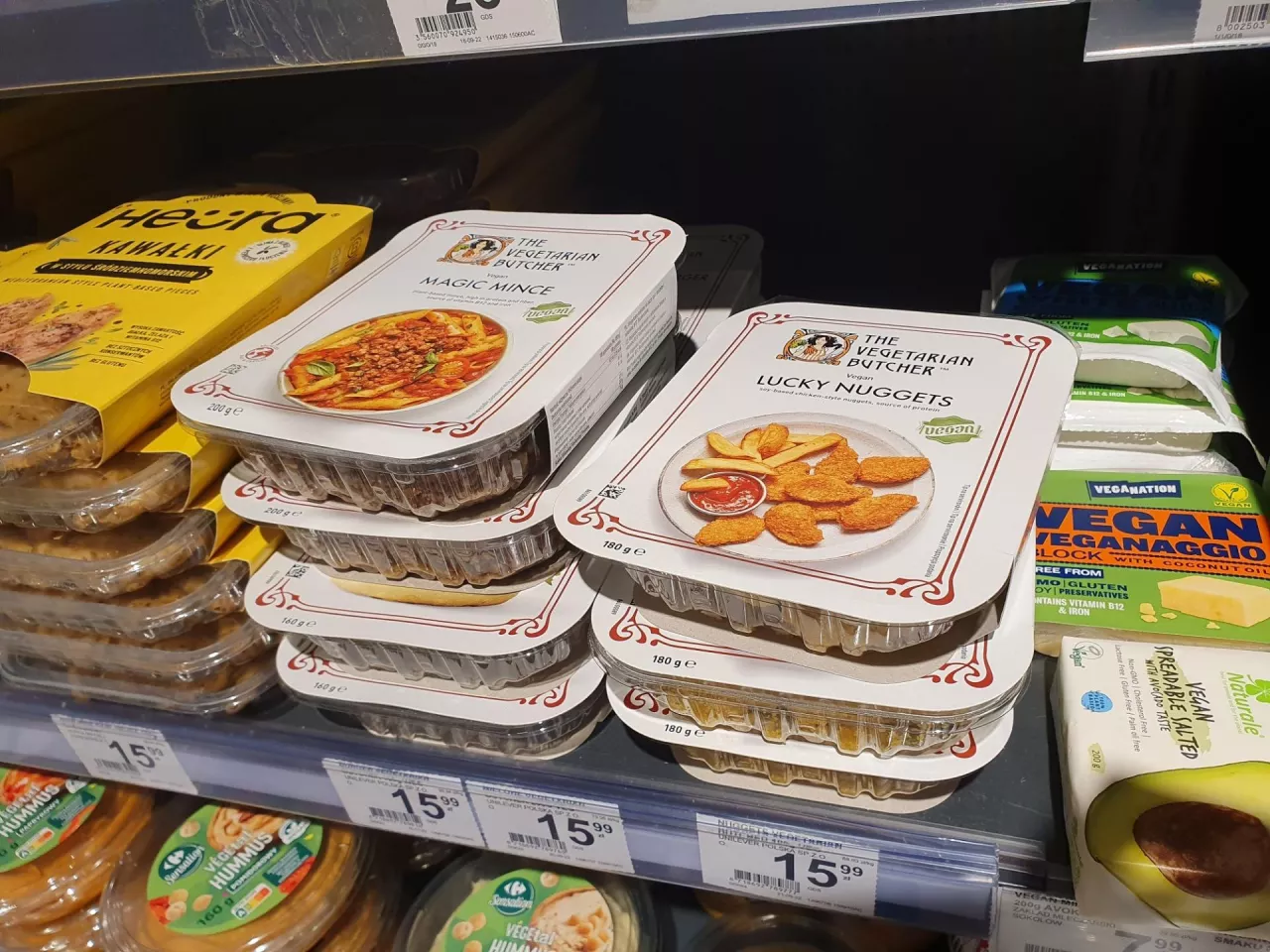 Zamienniki mięsa na półce w sklepie sieci Carrefour (fot. wiadomoscihandlowe.pl)