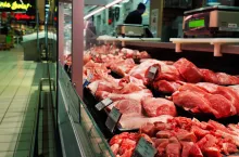 Stoisko mięsne w sklepie Carrefour (fot. Łukasz Rawa/wiadomoscihandlowe.pl)
