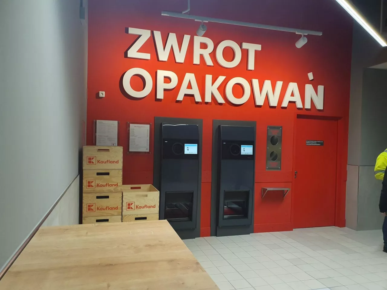 Butelkomaty w sklepie sieci Kaufland (fot. wiadomoscihandlowe.pl)
