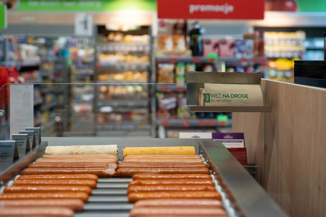 Parówki do hot dogów w sklepie sieci Żabka