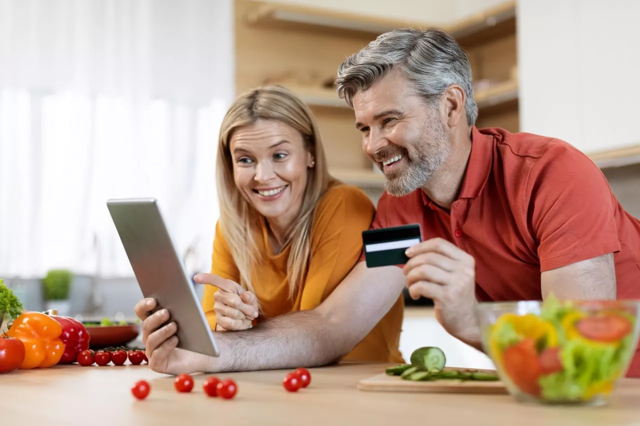 Żywność ”staje się ulubioną kategorią e-konsumentów”, czytamy w raporcie (fot. Shutterstock)