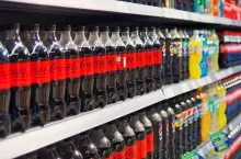 Coca-cola na półkach sklepu Carrefour