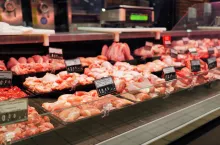 Stoisko mięsne w sklepie Carrefour