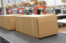 Magazyn e-commerce FM Logistic dla sieci Ikea obsługują roboty. Tu pakuje się zamówienia kupione online