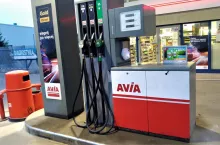 Sieć Avia wprowadza nową opcję płatności za paliwo - bezdotykowo, bezpośrednio przy dystrybutorze (wiadomoscihandlowe.pl/AK)