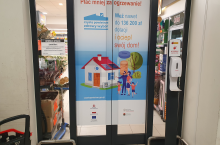 Plakat promujący program ”Czyste powietrze” w sklepie sieci Biedronka