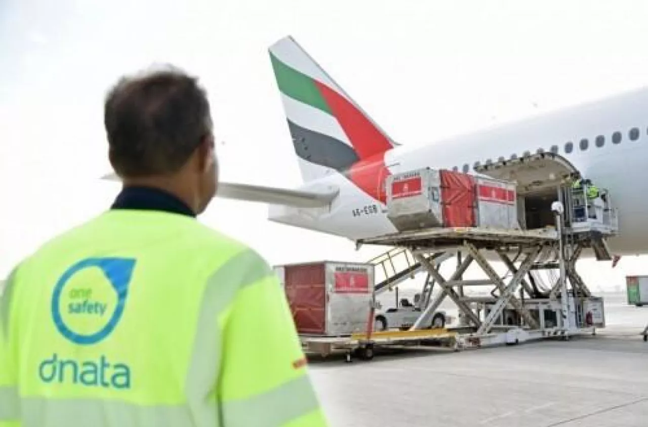 Samolot linii lotniczych Emirates podczas załadunku na lotnisku (Emirates)