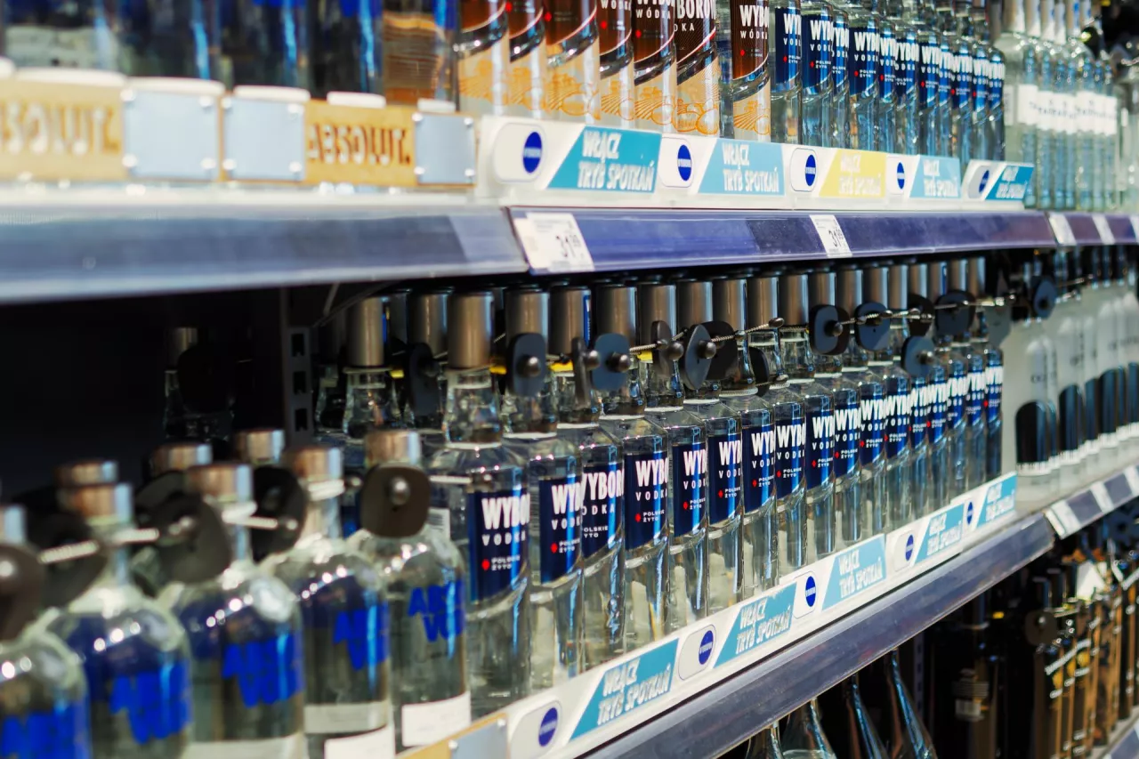 Stoisko alkoholowe w sklepie Carrefour (fot. Łukasz Rawa/wiadomoscihandlowe.pl)