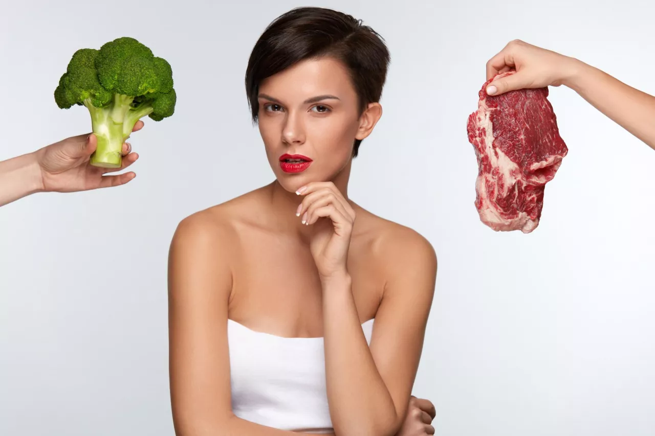 Warzywa czy mięso? Polaków do rezygnacji z tego drugiego rzadko kiedy skłania troska o środowisko (fot. Shutterstock)