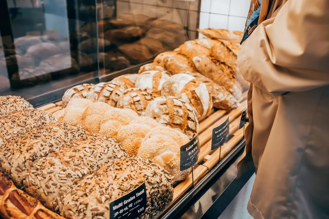 Jedna z przemyskich piekarni prowadzi sprzedaż chleba na kromki. Czy inne pójdą jej śladem? (Unsplash.com)