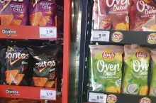Chipsy na półce w sklepie spożywczym (fot. wiadomoscihandlowe.pl)