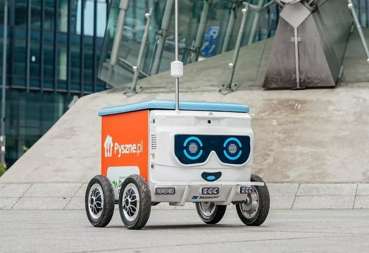 Półautonomiczny robot Delivery Couple w barwach Pyszne.pl (fot. mat. prasowe)