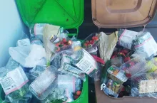 Opakowania plastikowe w kubłach na śmieci, niesprzedana żywność