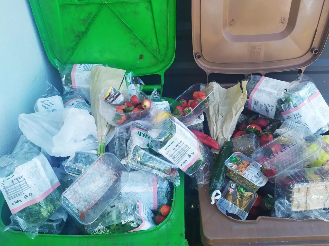 Opakowania plastikowe w kubłach na śmieci, niesprzedana żywność