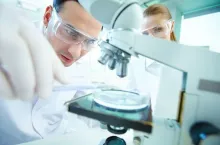 Naukowcypracują nad rozwojem mięsa komórkowego (fot. Adobe)