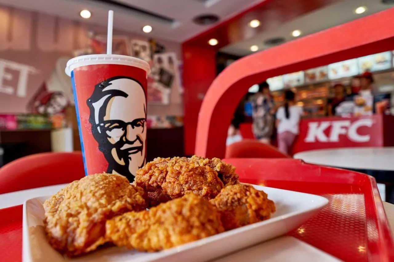 Założyciel AmRestu, do którego należy sieć restauracji KFC stawia na alternatywne białka (shutterstock.com)