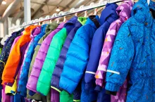 Ubrania w sklepie (Shutterstock)