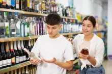 Czy na butelkach alkoholu powinny się pojawić dodatkowe oznaczenia o szkodliwości produktów dla zdrowia? (fot. Shutterstock)