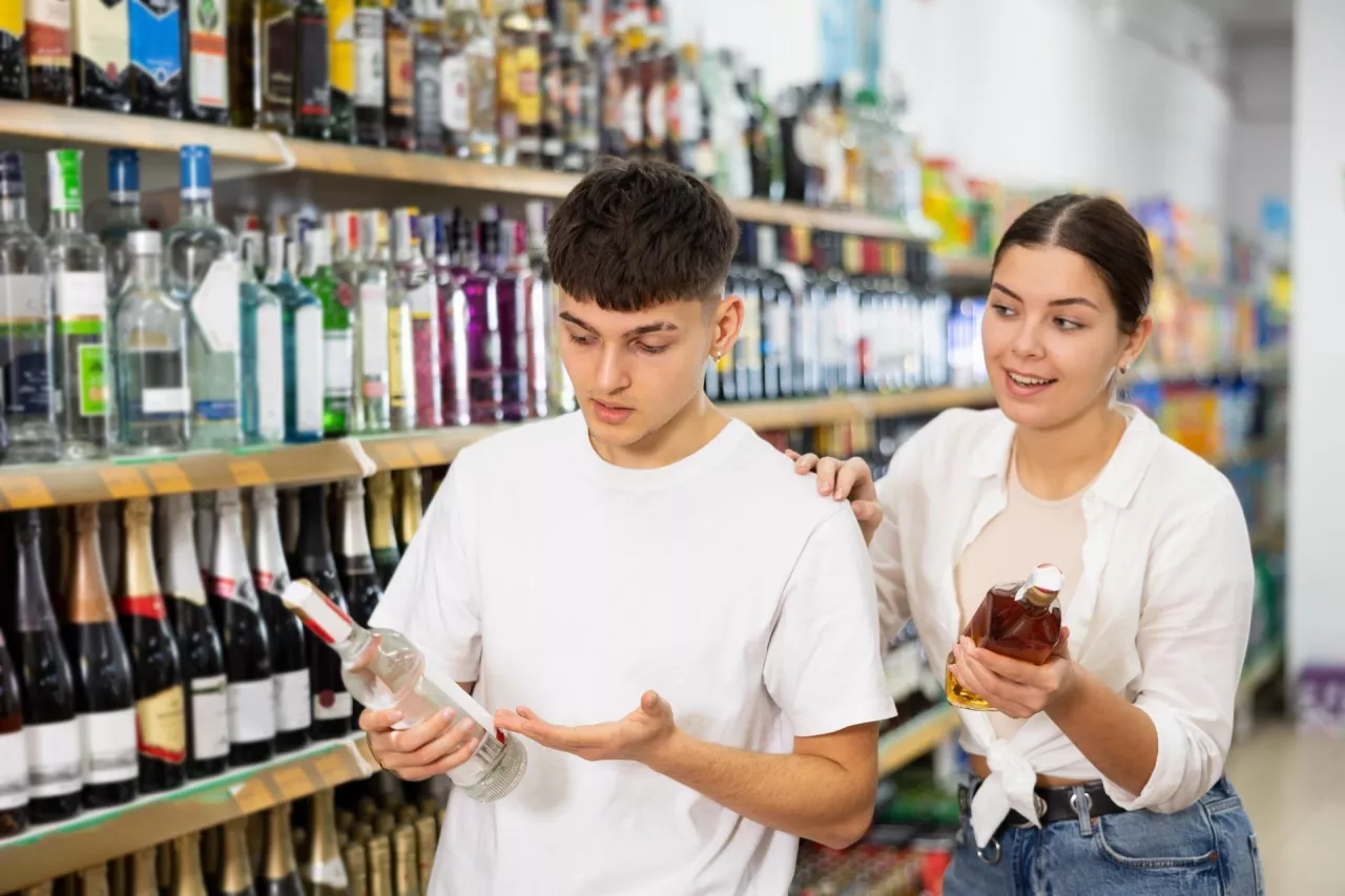 Czy na butelkach alkoholu powinny się pojawić dodatkowe oznaczenia o szkodliwości produktów dla zdrowia? (fot. Shutterstock)