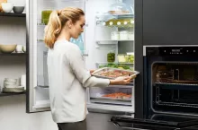 Marnowania jedzenia można uniknąć, oddając zawartości lodówki komuś bliskiemu lub znajomemu, zanim wyjedzie się na urlop (fot. Samsung)