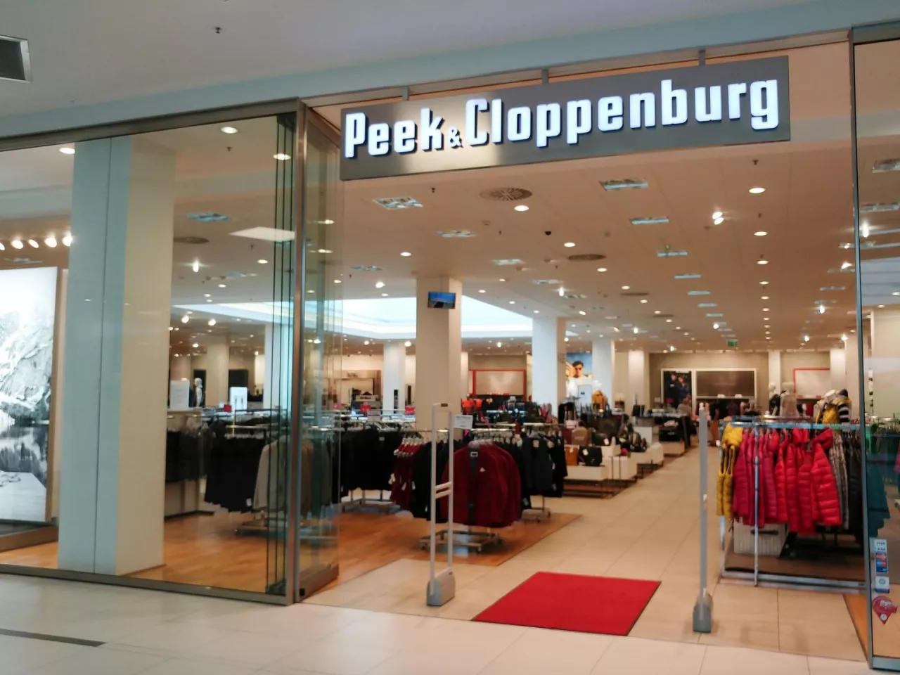 Na zdj. salon Peek &amp; Cloppenburg (fot. InspiringMoments/Shutterstock)