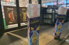 Na zdj. reklamy na drzwiach i przed wejściem do sklepu na stacji BP (fot. wiadomoscihandlowe.pl)