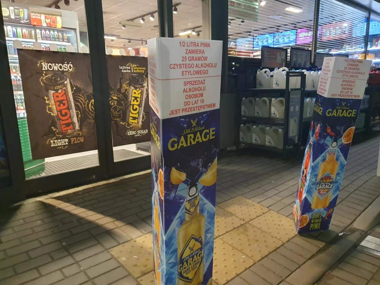 Na zdj. reklamy na drzwiach i przed wejściem do sklepu na stacji BP (fot. wiadomoscihandlowe.pl)