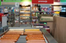 Parówki do hot dogów w sklepie sieci Żabka (fot. mat. pras)