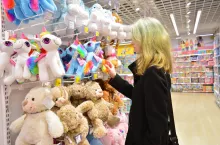 Polacy na Dzień Dziecka najczęściej dadzą pieniądze, a dopiero potem – zabawki i słodycze (Shutterstock)