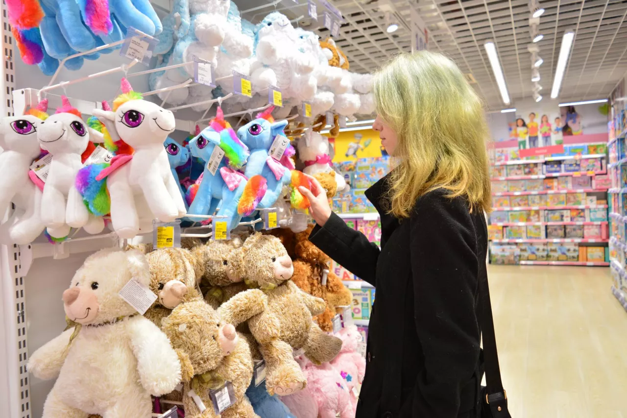 Polacy na Dzień Dziecka najczęściej dadzą pieniądze, a dopiero potem – zabawki i słodycze (Shutterstock)