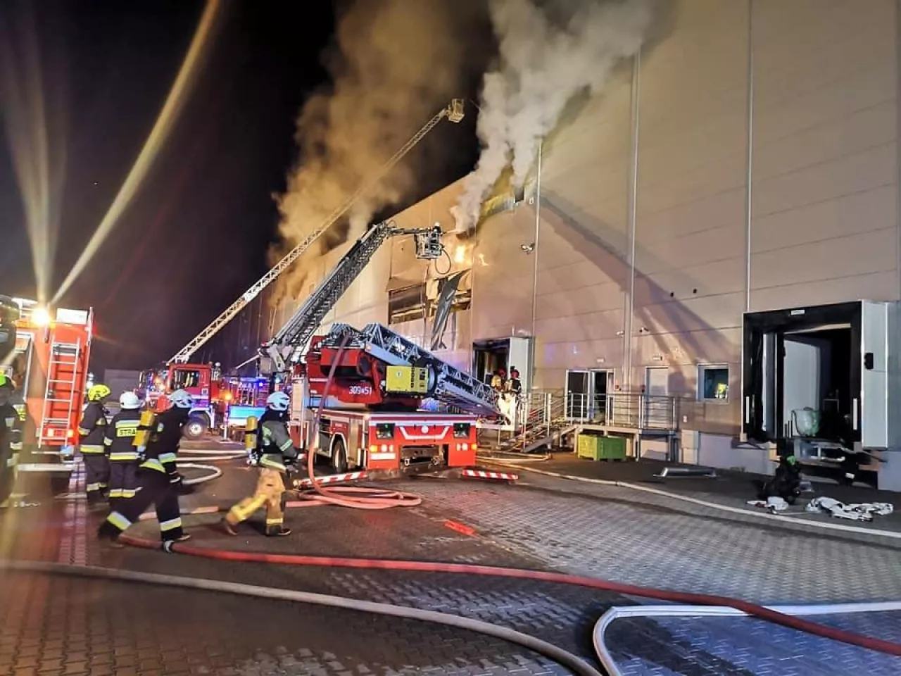 Pożar w fabryce Tarczyński pod Wrocławiem (fot. KW PSP Wrocław)