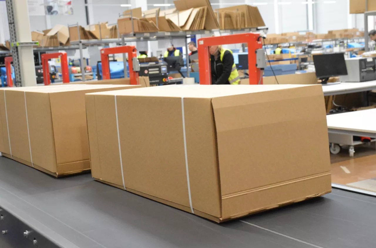 Magazyn e-commerce FM Logistic dla sieci Ikea obsługują roboty. Tu pakuje się zamówienia kupione online (wiadomoscihandlowe.pl/MG)