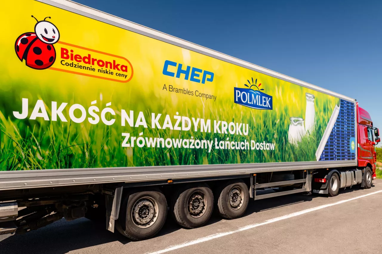 Sieć Biedronka oraz firmy Polmlek i CHEP usprawniają efektywność systemu zrównoważonego łańcucha dostaw (fot. mat. pras.)
