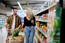 Kanał online długo nie zastąpi zakupów spożywczych w stacjonarnym sklepie (fot. Shutterstock)