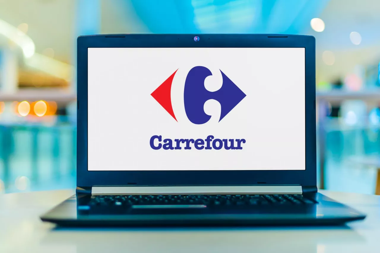 Carrefour wykorzystał ChatGTP m.in. do stworzenia robota, który będzie pomagał klientom w trakcie zakupów online (fot. Shutterstock)