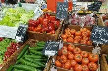Drogie warzywa w sklepie: pomidor, papryka i ogórek (fot. wiadomoscihandlowe.pl)