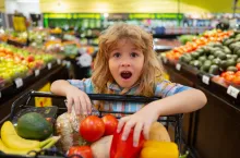 Inflacja widoczna na ustach dziecka (fot. Shutterstock)