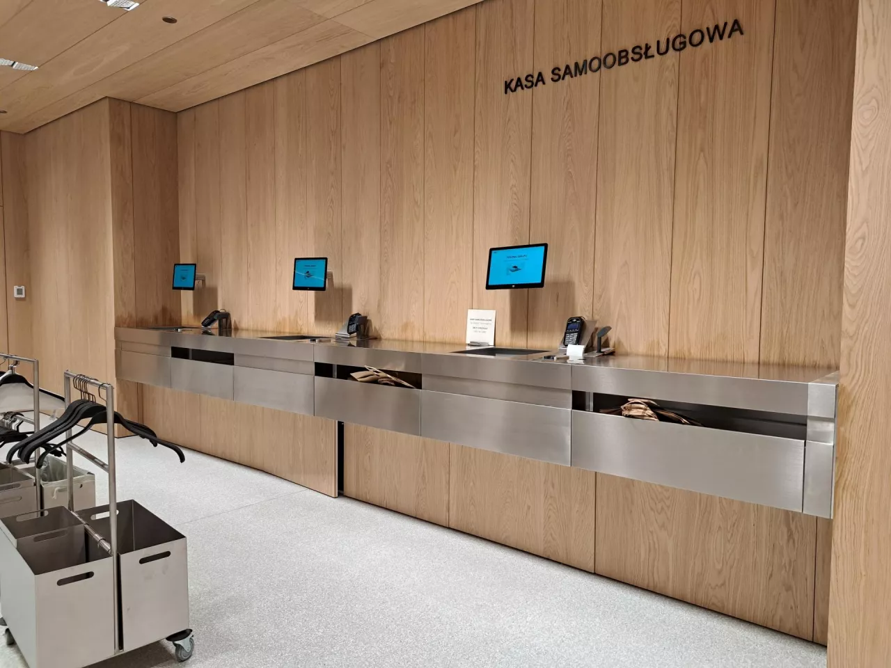 Kasy samoobsługowe w sklepie Zara w galerii Westfield Mokotów (fot. wiadomoscihandlowe.pl)