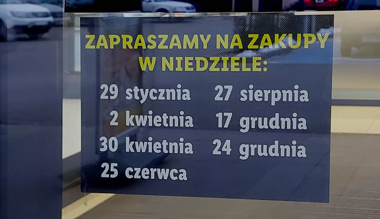 Niedziele handlowe w 2023 roku. Kalendarium przy wejściu do sklepu Lidl (wiadomoscihandlowe.pl/MG)