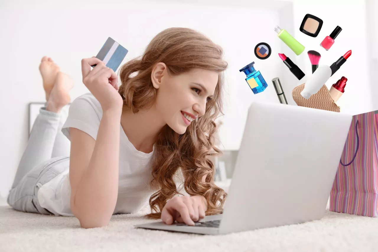 Eksperci uważaj, że e-commerce nie ma szans zawładnąć sprzedażą kosmetyków. Ta cały czas będzie się koncentrowała w placówkach stacjonarnych (shutterstock)