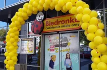 W jakie dni i w jakich godzinach można zrobić zakupy w Biedronce? (fot. wiadomoscihandlowe.pl)