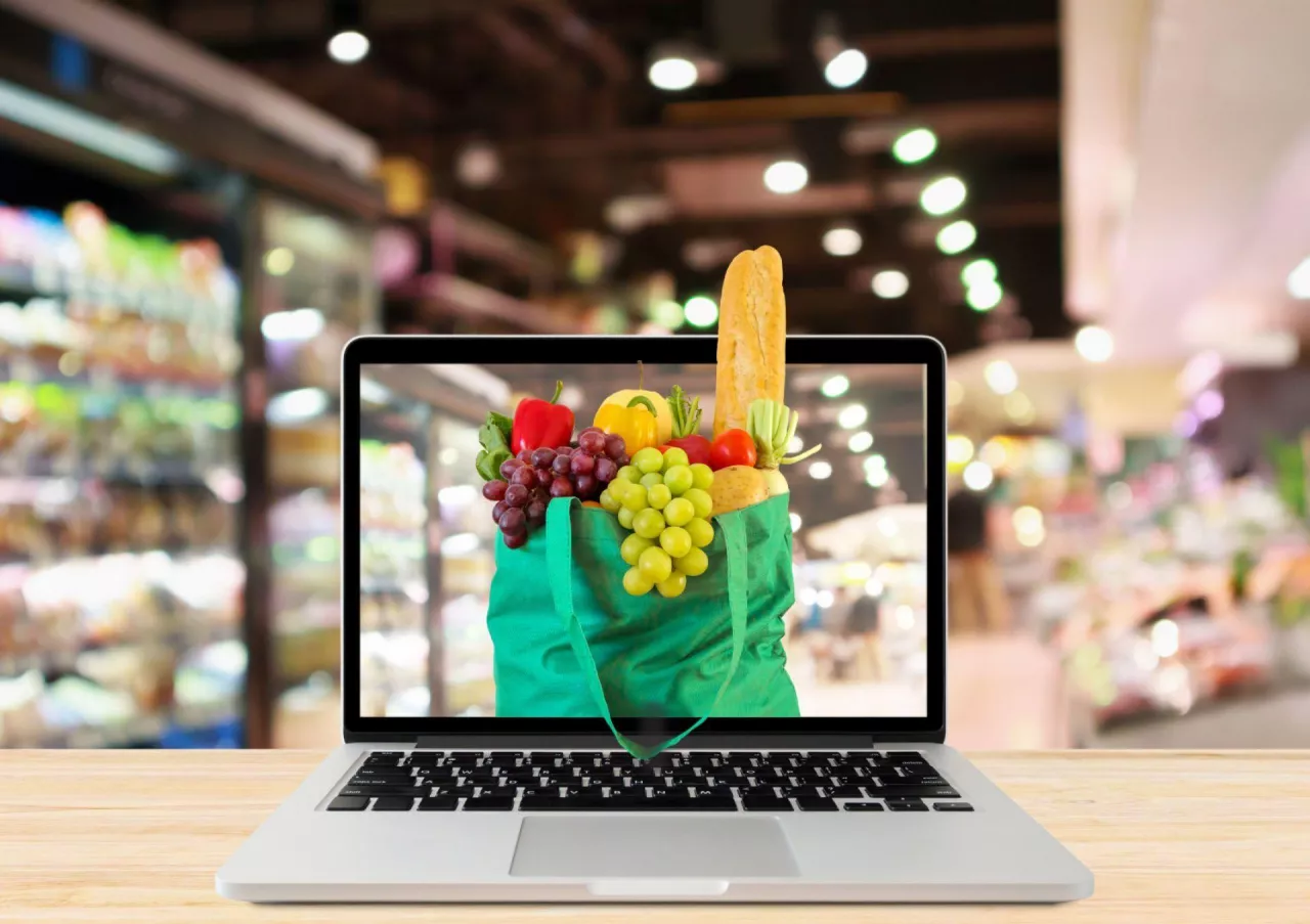 Polacy coraz częściej robią zakupy spożywcze w internecie (fot. mat. pras.)