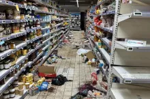 Sklep Auchan pod Paryżem po nocnych zamieszkach (fot. LindkedIn/Yves Claude)