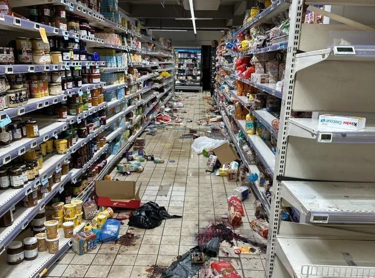 Sklep Auchan pod Paryżem po nocnych zamieszkach (fot. LindkedIn/Yves Claude)