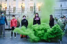 Global Climate Strike, grupa aktywistów podczas protestu przeciwko greenwashingowi (Shutterstock)