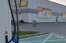 Stacja ładowania pojazdów elektrycznych przy sklepie Biedronka (wiadomoscihandlowe.pl)